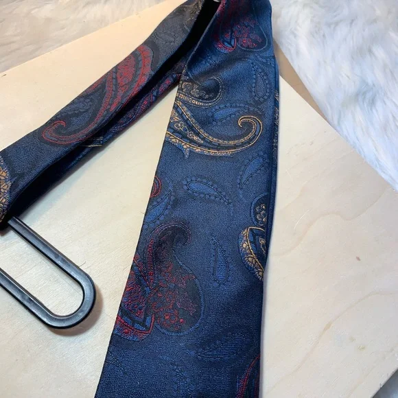 Oscar De La Renta Mens Tie Navy Paisley Print EUC - Picture 2 of 11